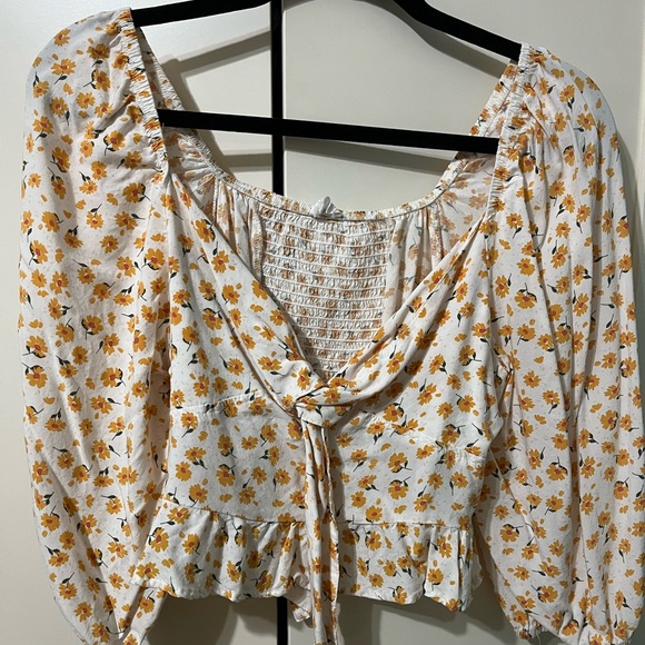 Macy’s Women’s crop top - Picture 2 of 4